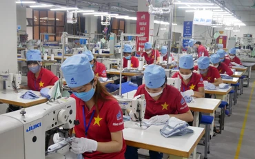 Sản xuất hàng may mặc xuất khẩu tại Tổng công ty May 10. 