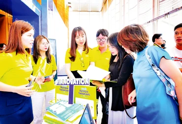 Khách hàng được hướng dẫn trải nghiệm các dịch vụ số của Ngân hàng Thương mại cổ phần Á Châu (ACB). 