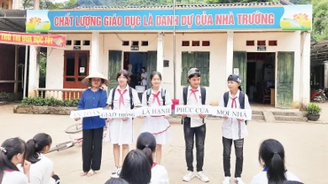 Học sinh Trường phổ thông dân tộc bán trú THCS Nghiên Loan, huyện Pác Nặm (Bắc Kạn) trình diễn tiểu phẩm về an toàn giao thông. 