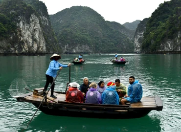 Du khách nước ngoài tham quan, khám phá vẻ đẹp của vịnh Lan Hạ (Hải Phòng). (Ảnh NGUYỄN ĐĂNG)
