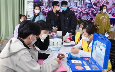 Tuyên truyền, giáo dục sức khỏe sinh sản và nâng cao nhận thức về phòng, chống HIV/AIDS cho các lao động trẻ trên địa bàn quận Long Biên (Hà Nội). (Ảnh NGUYỄN ÐĂNG) 