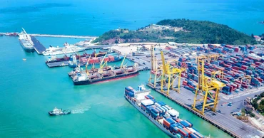 Doanh nghiệp nhà nước tiên phong trong các ngành, lĩnh vực trọng yếu, liên quan đến an ninh, quốc phòng. Trong ảnh: Bốc dỡ hàng hóa tại cảng Ðà Nẵng. 