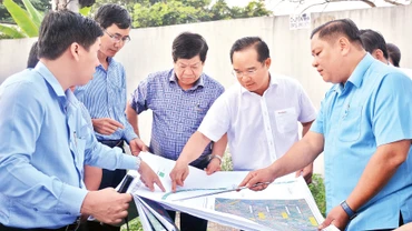 Lãnh đạo tỉnh Long An kiểm tra tiến độ giải phóng mặt bằng công trình trọng điểm trên địa bàn huyện Bến Lức. 