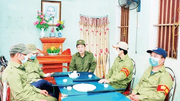 Các thành viên "Ðội tự quản về an ninh trật tự tại Khu dân cư" xã Tự nhiên, huyện Thường Tín hội ý về công tác trên địa bàn. (Ảnh HỒNG SƠN) 