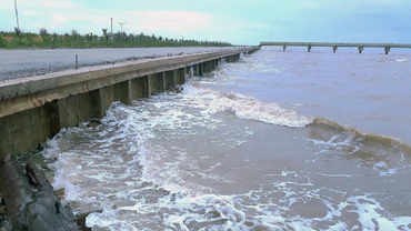 Kè ven biển Khu du lịch Khai Long, huyện Ngọc Hiển được thực hiện theo hình thức xã hội hóa. 