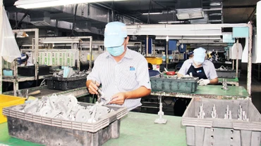 Sản xuất linh kiện máy may tại một doanh nghiệp có vốn đầu tư nước ngoài trong khu chế xuất Tân Thuận (Quận 7). 