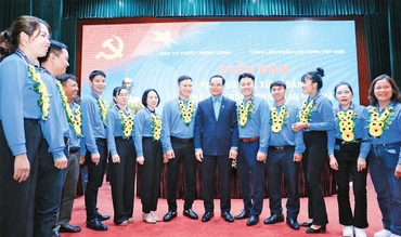 Chủ tịch Tổng Liên đoàn Lao động Việt Nam Nguyễn Đình Khang gặp gỡ các điển hình tại Hội nghị biểu dương công nhân lao động tiêu biểu là đảng viên Đảng Cộng sản Việt Nam lần thứ I-2025. (Ảnh HẢI NGUYỄN)