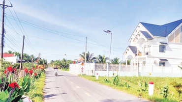 Đường làng phẳng phiu ở xã An toàn khu, xã Trung Hiệp, huyện Vũng Liêm, tỉnh Vĩnh Long. 