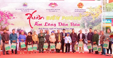 Bộ đội Biên phòng tỉnh Nghệ An trao quà Tết tặng người nghèo huyện miền núi biên giới 30a Quế Phong. 