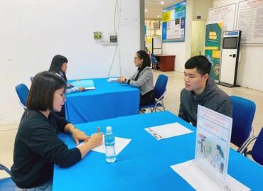 Người lao động tại “Phiên Giao dịch việc làm trực tuyến kết nối 10 tỉnh, thành phố” do Trung tâm Dịch vụ việc làm Hà Nội phối hợp tổ chức. (Ảnh Hường Nguyễn) 