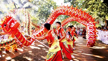 Trình diễn múa rồng tại Lễ hội Đền Trần diễn ra tháng 8 âm lịch hằng năm ở Nam Định. 