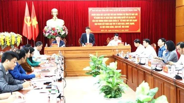 Đồng chí Y Thanh Hà Niê Kdăm, Trưởng đoàn công tác Ban Chỉ đạo Trung ương tổng kết Nghị quyết số 23-NQ/TW của Ban Chấp hành Trung ương Đảng khóa IX phát biểu tại buổi làm việc.