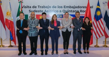 Thống đốc bang Quintana Roo (đứng giữa) cùng Phái đoàn Ủy ban ASEAN tại Mexico. 