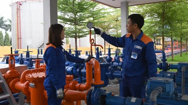 Kiểm tra hoạt động vận hành tại kho xăng dầu của Công ty Xăng dầu Hà Sơn Bình (Tập đoàn Xăng dầu Việt Nam). (Ảnh DUY ÐĂNG) 