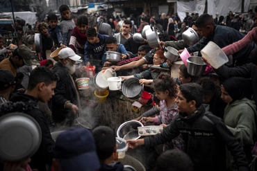 Người dân tại Gaza chờ được phát lương thực. 