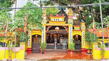 Miếu Hai Bà Trưng tọa lạc tại địa chỉ số 680 đường Bạch Đằng, phường Bạch Đằng (quận Hai Bà Trưng). (Ảnh Hoài Sơn) 