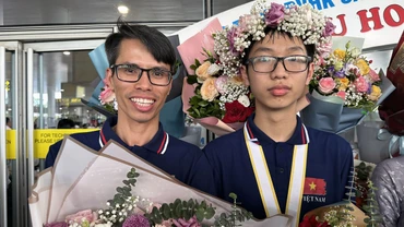 Nguyễn An Thịnh và thầy giáo Lê Ðức Thịnh (bên trái). 