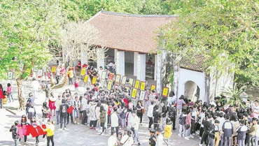 Người dân xin chữ đầu xuân tại Văn miếu Xích Đằng. (Ảnh Minh Quang) 