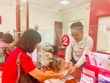 Khách hàng giao dịch tại chi nhánh Ngân hàng Agribank. 