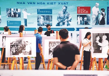Tại triển lãm, người dân còn có dịp khám phá các tư liệu giá trị về tư tưởng, đạo đức, phong cách Hồ Chí Minh.