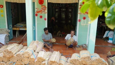 Nghề làm ngư cụ đánh bắt cá mùa nước nổi đã giúp nhiều gia đình có nguồn thu nhập ổn định. 