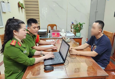 Công an tỉnh Quảng Trị lấy lời khai của đối tượng trong vụ án đánh bạc và tổ chức đánh bạc bằng hình thức cá độ bóng đá trên mạng. (Ảnh HOÀNG QUÂN) 