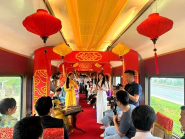 Biểu diễn văn nghệ trên toa cộng đồng, đoàn tàu Kết nối di sản miền trung. 