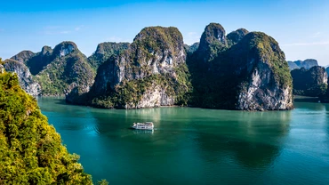 Bảo tồn di sản và phát triển kinh tế Vịnh Hạ Long: Cần những quy định đặc thù