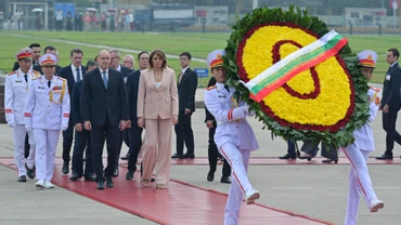 Tổng thống Bulgaria Rumen Radev và Phu nhân cùng các thành viên trong đoàn đến đặt hoa và vào Lăng viếng Chủ tịch Hồ Chí Minh. 