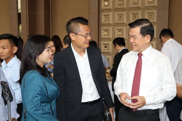 Bí thư Tỉnh ủy Đồng Nai Nguyễn Hồng Lĩnh (bên phải) trao đổi với doanh nghiệp. 