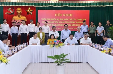 Đại diện lãnh đạo các sở ký kết giao ước thi đua giải ngân vốn đầu tư công, thu ngân sách năm 2024.