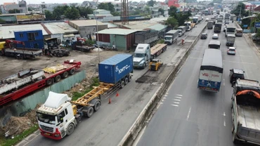 Khoảng 500m trên Quốc lộ 51 đoạn trước khu du lịch Sơn Tiên được tạm đóng để sửa chữa.
