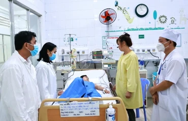Một trường hợp trẻ em sau khi ăn bánh mì nghi bị ngộ độc đang được điều trị tại Bệnh viện Nhi Đồng Nai.