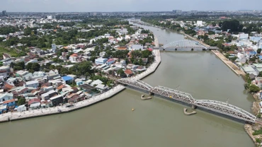 Công trình bờ kè chống sạt lở sông Đồng Nai, đoạn qua thành phố Biên Hòa, đi qua cầu Rạch Cát (cầu đường sắt hơn 100 năm tuổi) và cầu Hiệp Hòa.