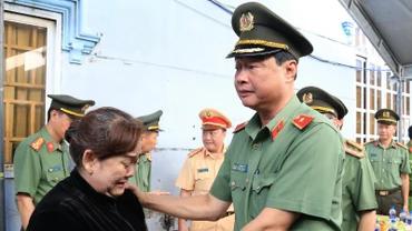 Thiếu tướng Lê Hồng Hiệp, Phó Cục trưởng Cục Công tác chính trị (Bộ Công an) thăm hỏi, động viên thân nhân gia đình anh Huỳnh Trí Phúc. 