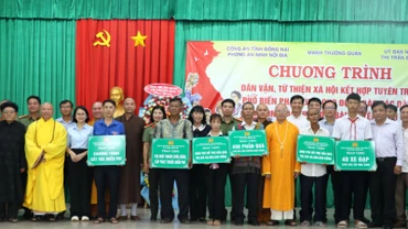 Ban Tổ chức chương trình trao biểu trưng quà tặng cho người dân.