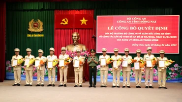 Đại tá Nguyễn Đức Hải, Giám đốc Công an tỉnh Đồng Nai trao quyết định điều động cán bộ.