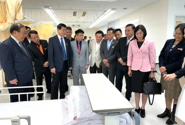 Bí thư Tỉnh ủy Đồng Nai Nguyễn Hồng Lĩnh cùng đoàn công tác tham quan Trường dạy nghề Kawahara. 