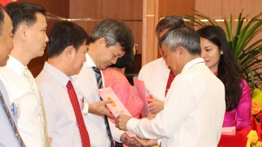 Phó Bí thư Thường trực Tỉnh ủy Đồng Nai Hồ Thanh Sơn trao quyết định nghỉ hưởng chế độ chính sách cho Giám đốc Sở Giao thông vận tải Lê Quang Bình.