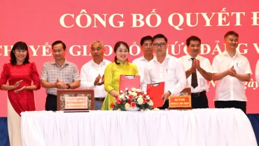 Đại diện Ban Tổ chức Đảng ủy Khối doanh nghiệp tỉnh Đồng Nai và Ban Tổ chức các đảng bộ ký biên bản bàn giao tổ chức đảng và đảng viên.