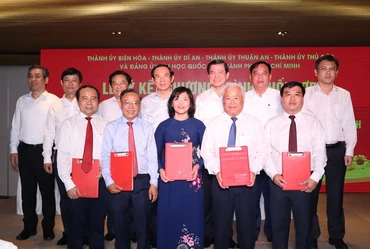 Đồng chí Nguyễn Văn Nên cùng các đại biểu tại Lễ ký kết. 