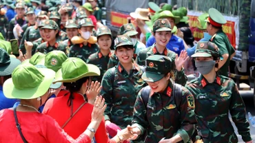 Người dân thành phố Biên Hòa, tỉnh Đồng Nai nồng nhiệt đón lực lượng diễu binh, diễu hành khi vừa xuống ga Biên Hòa.