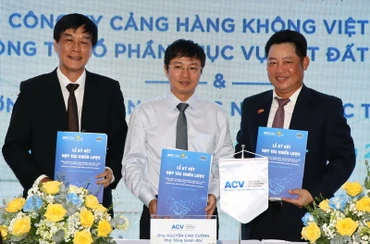 Đại diện lãnh đạo Tổng công ty Cảng hàng không Việt Nam, Công ty cổ phần phục vụ mặt đất Sài Gòn và Trường cao đẳng công nghệ quốc tế Lilama 2 ký kết thỏa thuận hợp tác chiến lược.