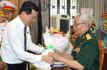 Bí thư Tỉnh ủy Đồng Nai Nguyễn Hồng Lĩnh tặng hoa Anh hùng lực lượng vũ trang nhân dân.