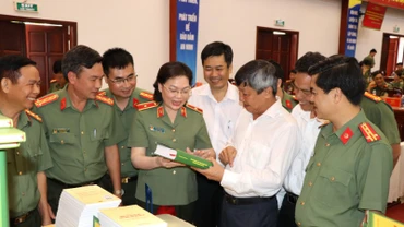 Các đại biểu tham quan gian trưng bày sách.
