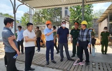 Quyền Chủ tịch Ủy ban nhân dân tỉnh Đồng Nai Võ Tấn Đức và Thiếu tướng Nguyễn Sỹ Quang, Giám đốc Công an tỉnh chỉ đạo khắc phục hậu quả vụ nổ.