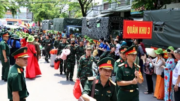 Đông đảo người dân tỉnh Đồng Nai đứng hai bên đường Hưng Đạo Vương, thành phố Biên Hòa, đón lực lượng tham gia diễu binh, diễu hành.