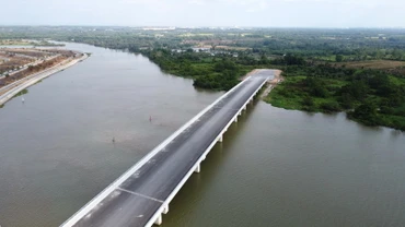 Cầu Vàm Cái Sứt bắc qua sông Buông trên Hương lộ 2, xã Long Hưng, thành phố Biên Hòa, tỉnh Đồng Nai gần hoàn thành nhưng không có đường đi.