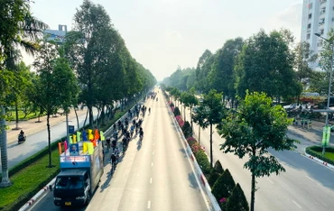 Đoàn viên Sở Tài nguyên và Môi trường Đồng Nai đạp xe hưởng ứng Chiến dịch Giờ Trái đất 2024 qua đường Nguyễn Ái Quốc, thành phố Biên Hòa.