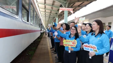 Các đại biểu tham dự chương trình tiễn công nhân về quê đón Tết trên "Chuyến tàu Công đoàn - Xuân 2025".